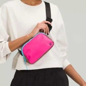 Lululemon Everywhere Belt Bag Sonic Pink Cacao Black